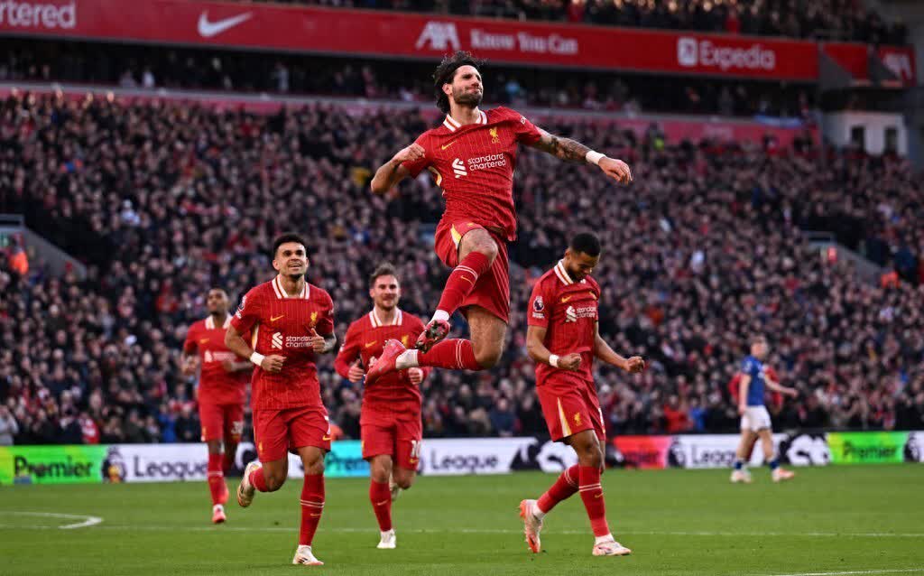 战火连天，球员们全力以赴，誓取胜利的简单介绍