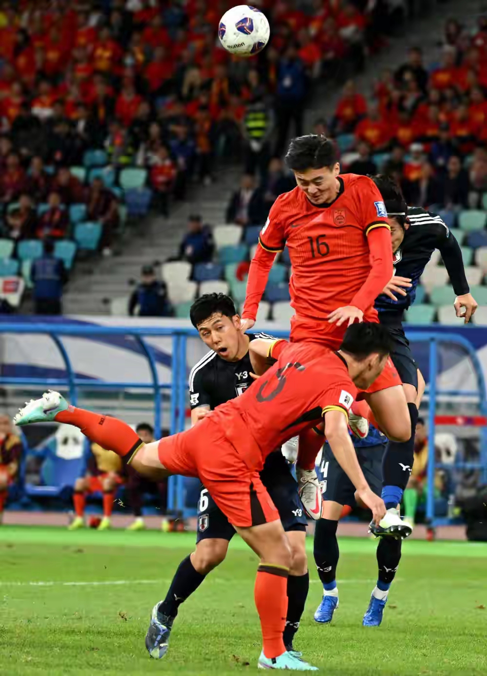 包含争夺战吸引万众瞩目,球迷热情观赛热泪盈眶的词条 包含争夺战吸引万众瞩目,球迷热情观赛热泪盈眶的词条