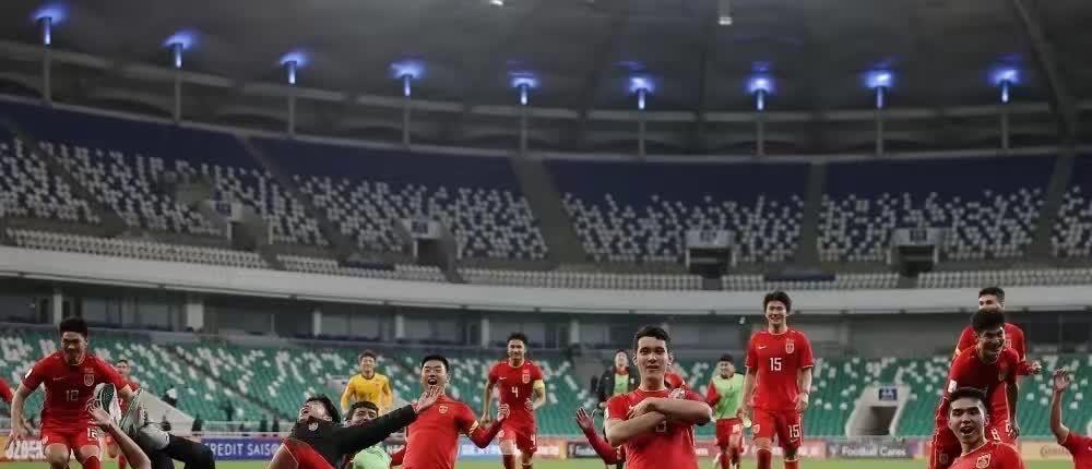 包含争夺战吸引万众瞩目,球迷热情观赛热泪盈眶的词条 包含争夺战吸引万众瞩目,球迷热情观赛热泪盈眶的词条