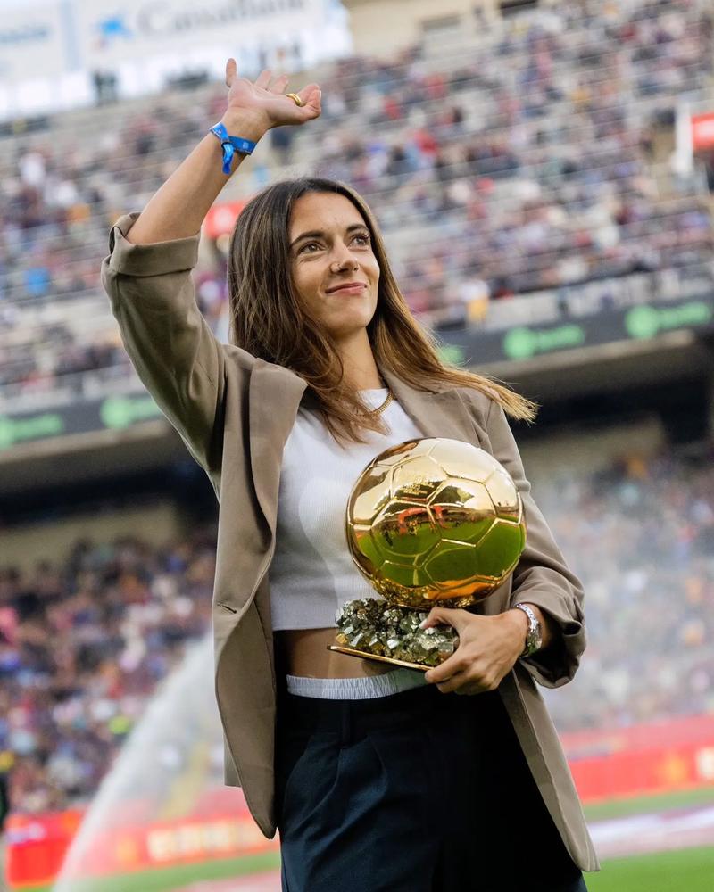 足球女运动员在场上大显身手，带领球队夺冠的简单介绍