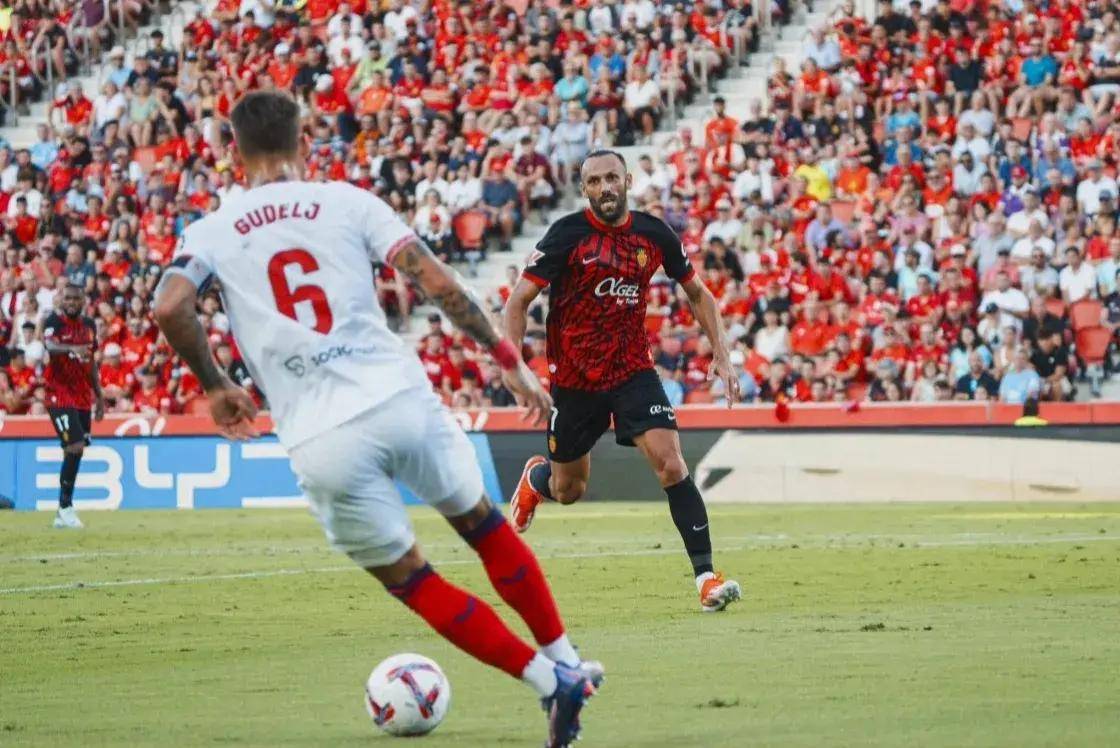 包含塞维利亚客场大胜，积分榜上升至第三位的词条