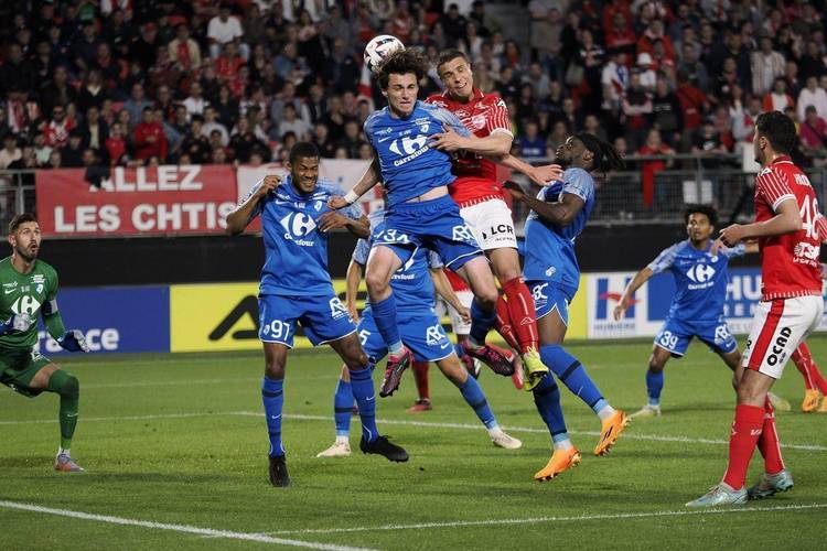 关于卡昂遭遇大逆转，球队队形急需调整的信息