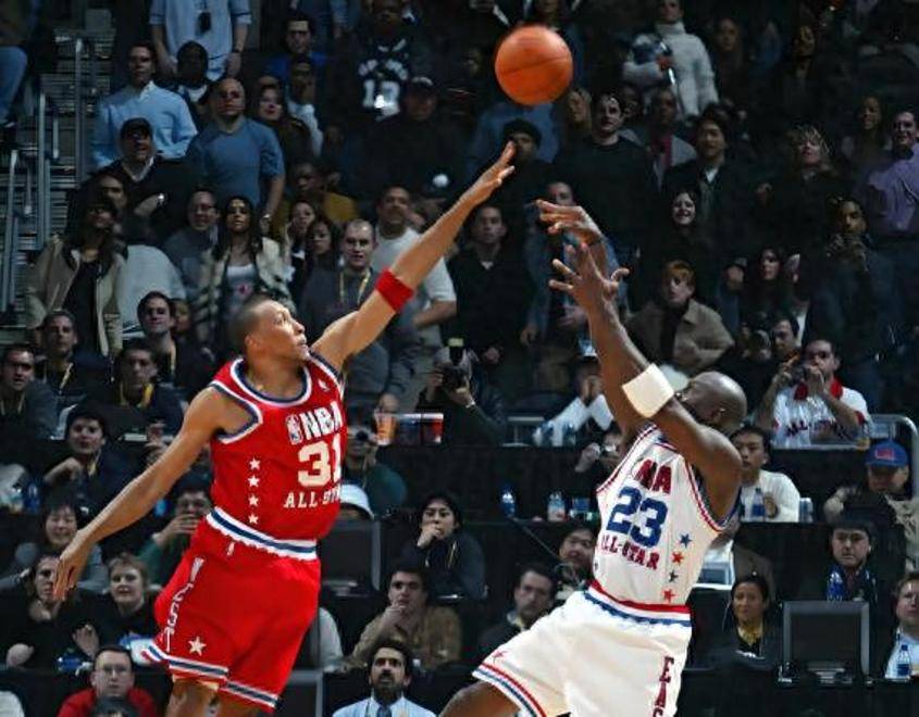 震撼!汉密尔顿在篮球赛场遭遇淘汰! 震撼!汉密尔顿在篮球赛场遭遇淘汰!