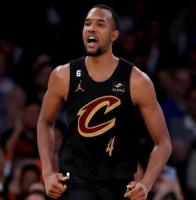 国王惊艳全场，格林助攻爆棚，冲击季后赛逆转取胜！的简单介绍