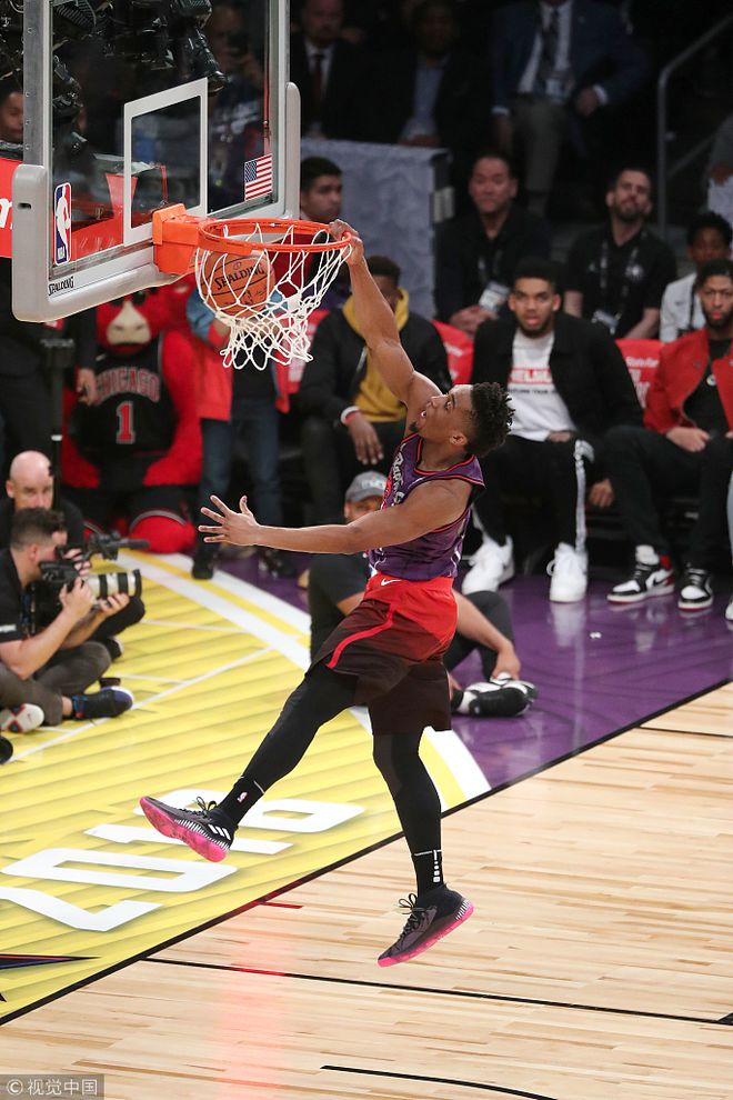 包含米切尔惊艳全场,西蒙斯助攻爆棚,猛龙逆转取胜!的词条 包含米切尔惊艳全场,西蒙斯助攻爆棚,猛龙逆转取胜!的词条