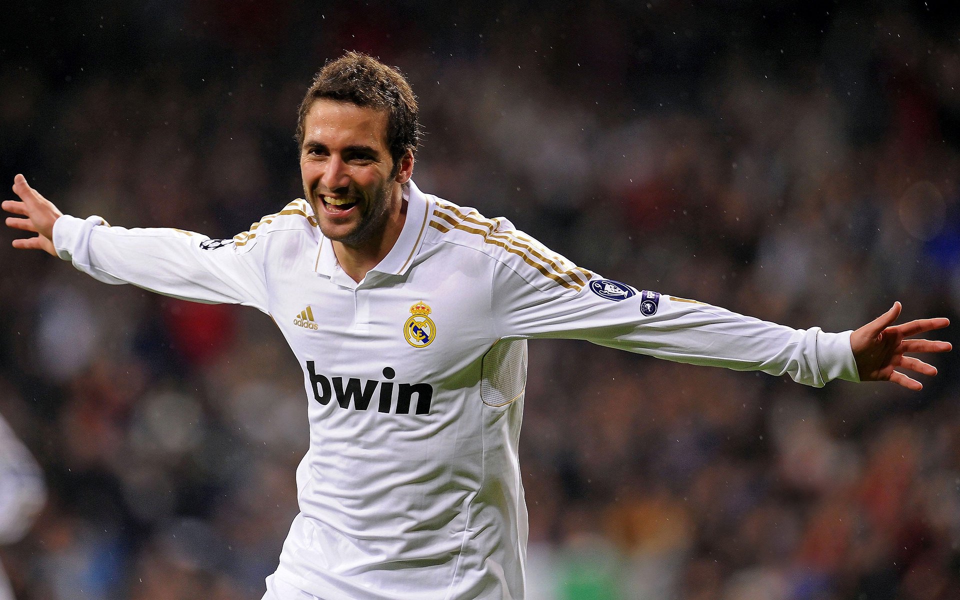 Uzi连续十场比赛得分超过重返赛场,FPX不断突破!观众掌声雷动